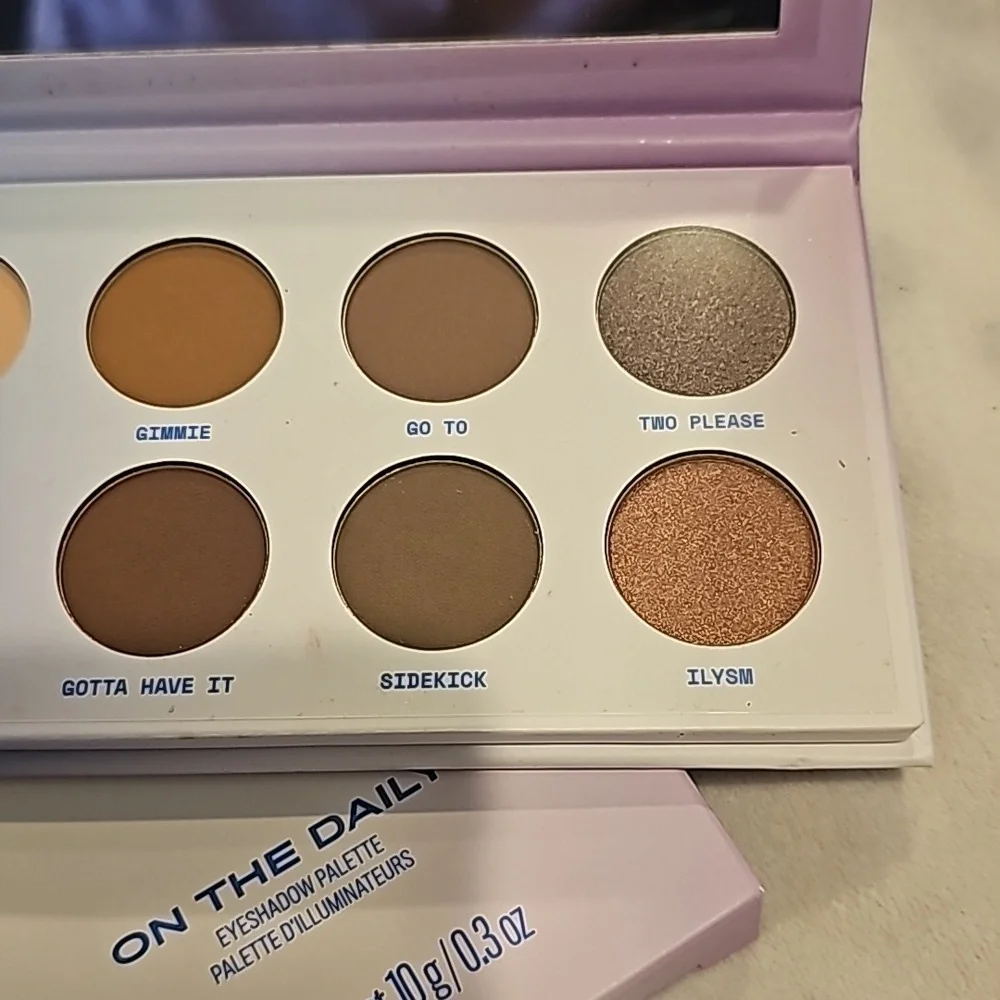 Item beauty eyeshadow palette